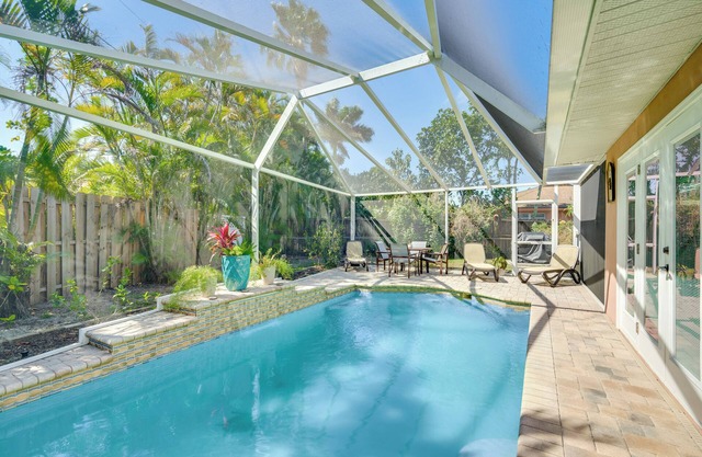 8 Mi to Fort Myers Beach: Poolside Paradise!