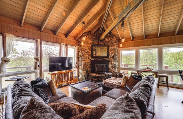 8 Mi to Ski Slopes! Hot Tub Haven in Seven Devils