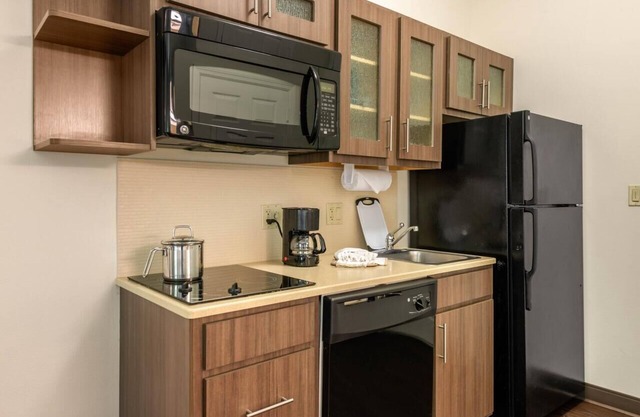 8 Miles Away from Fort Myers Beaches Family Room w/Kitchen and Free Parking