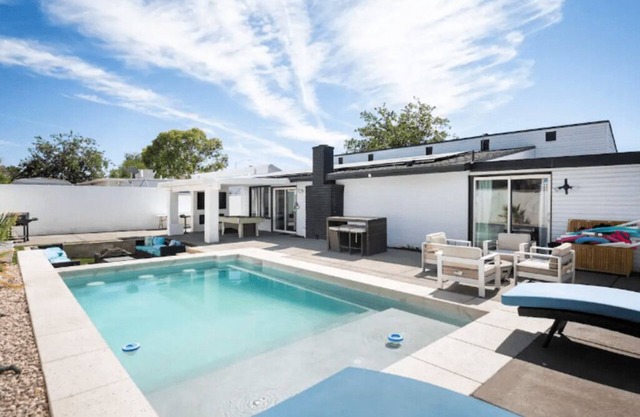 8 miles to Fremont with private pool and 8 beds