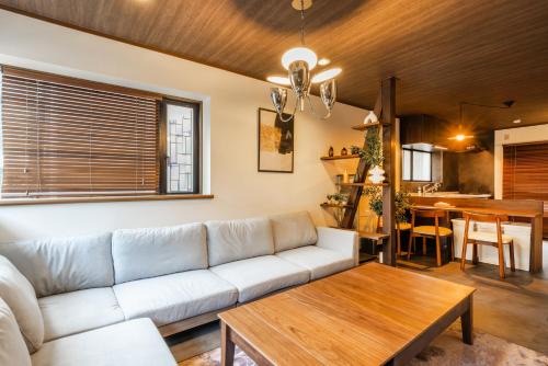 8 min walk to station 11 min to HND airport 85 sqm max 8 people full renovation 2 toilets Netflix