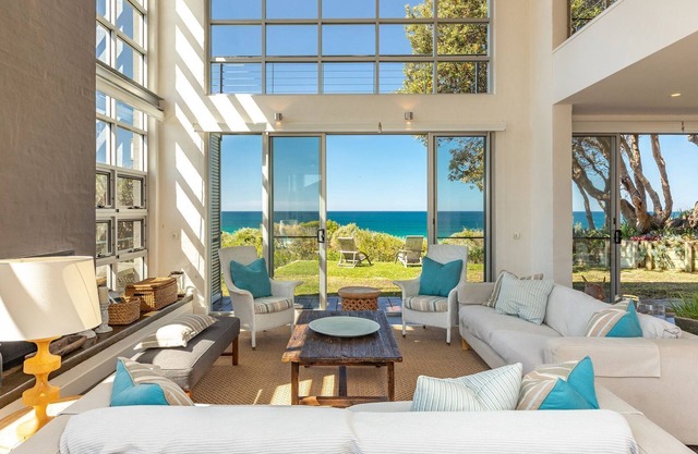 8 on Coast - Overlooking the turquoise waters of Boomerang Beach