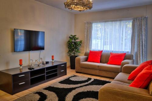 8 on Jenner - Cozy 2- bedroom, close to Town/NUST