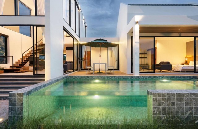 8 Pool Villas