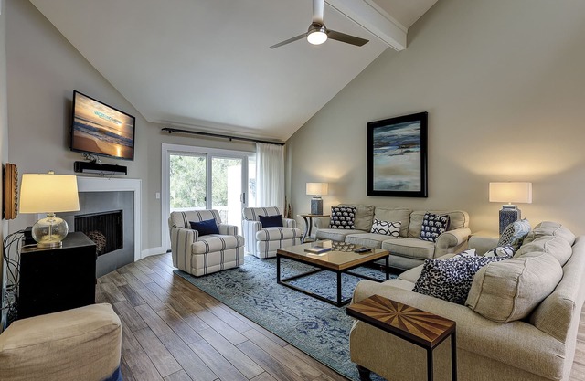 8 Turtle Lane Club - Few Steps to the pool & beach!
