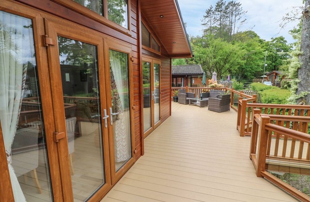 8 WATERSIDE WOOD, pet friendly, with pool in Troutbeck Bridge