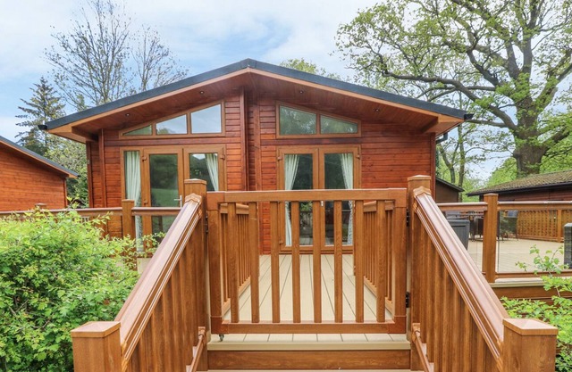 8 WATERSIDE WOOD, pet friendly, with a garden in Troutbeck Bridge