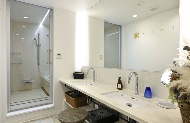 80-square-meter room overlooking the Ritz-Carlton, Kyoto and the Kamo River. Limited to 1 couple per day.