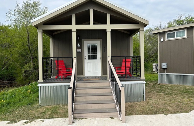 803 Charming cabin with WiFi and AC in serene Honey Grove