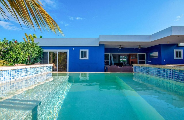 8BD/8BTH Caribbean guest-friendly complex with 3 pools. Free van to beach&bars!