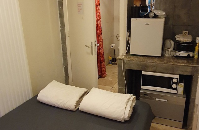 8m2 studio can be for 4 with 2 extra floor matrasses near metro + night bus stop