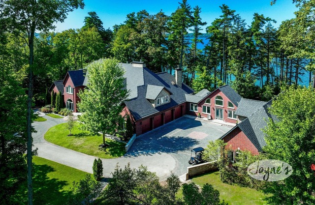 9 bdrm 14 bath cottage on Lake Simcoe, Pool! Hot tub! Tennis Court! Arcade Room!