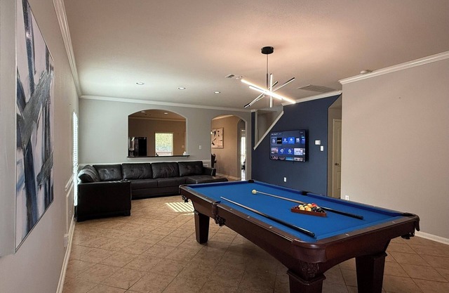 9 bed 3.5 bath pool & pong table