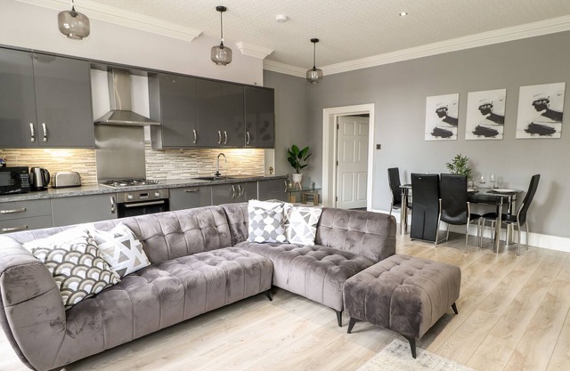 9, ST JOHN'S NORTH APARTMENTS, romantic, with a garden in Wakefield