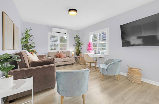 921- Single Level Home, Spacious, Pets Ok, San Marco, Near Hospitals