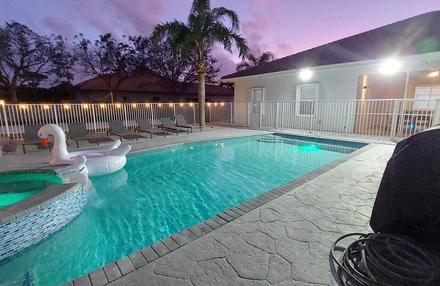 9BR/5BA Getaway, Heated Pool, Jacuzzi, Beach Volleyball & Mini Golf