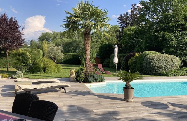 A 6 KM FROM THE LAKE ANNECY VILLA GARDEN LIGHT AND WITH TREES HEATED POOL