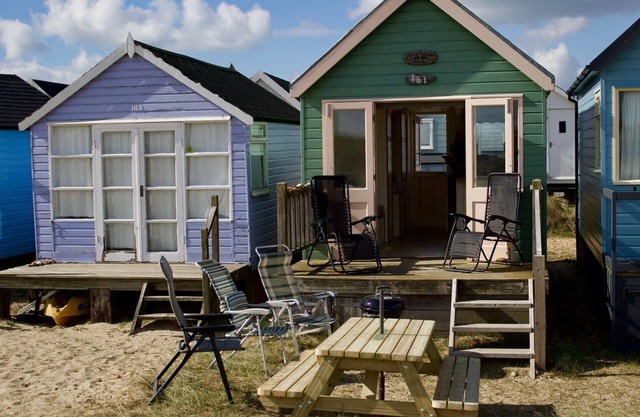 A Beach Hut on the prestigious Mudeford Spit - * No Booking Fees *