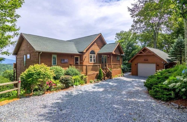 A Bear's Eye View - 10 min to Boone, Views, pets OK, pool table, hot tub!