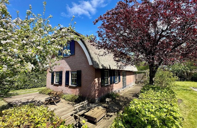 A beautiful thatched vacation villa which is located within walking distance of 't Nije Hemelriek. On a beautiful spacious lot with many seats.