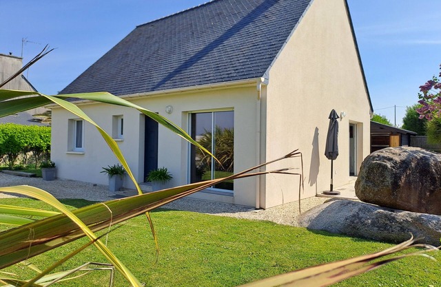 A/C from 357€: House CLASSIFIED 4*; single-storey, seafront, enclosed garden, pets OK.