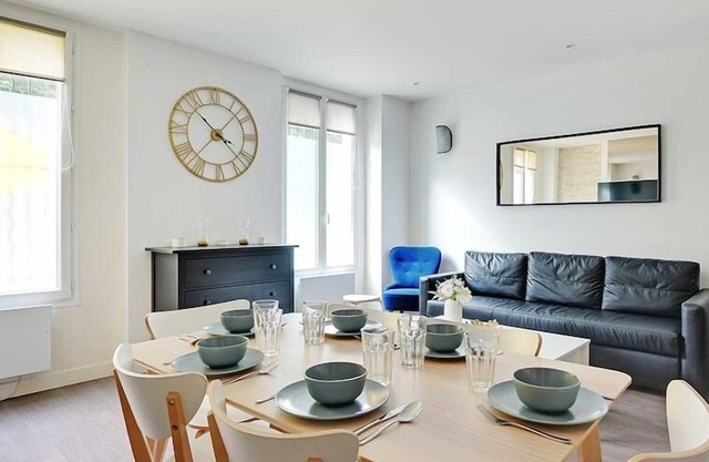 A Canal-Side Experience for 6 Guests