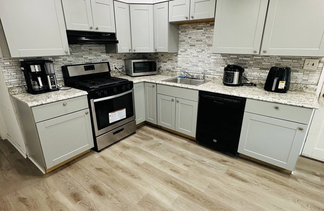 A cheerful 3/2 bedrooms with ample space and free parking in a friendly area.