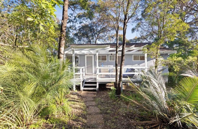 A Classic, Pet Friendly Beach House - Waterfront Access and Short Walk to Beach