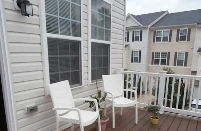 A Clean Townhouse in DC Suburban