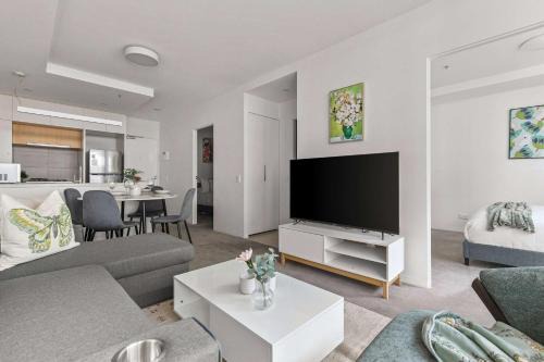 A Cozy 2BR Apt Next to The Yarra River