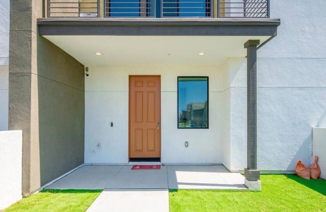 A cozy, family-sized condo in a quiet neighborhood & near hospitals and shopping