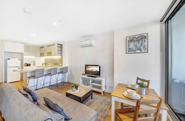 A Cozy Pet-friendly 2BR Near Southern Cross, Views