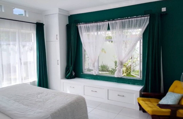 A cozy self-catering apartment, 5minutes to the center and 7mins to t rainforest