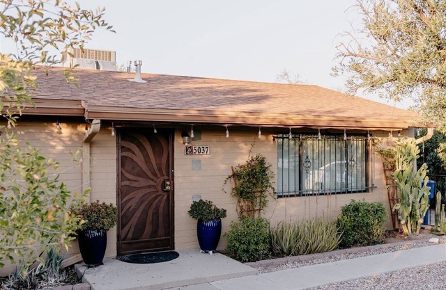 A Desert Oasis - Attractive 2 BR house in midtown Tucson with fenced yard
