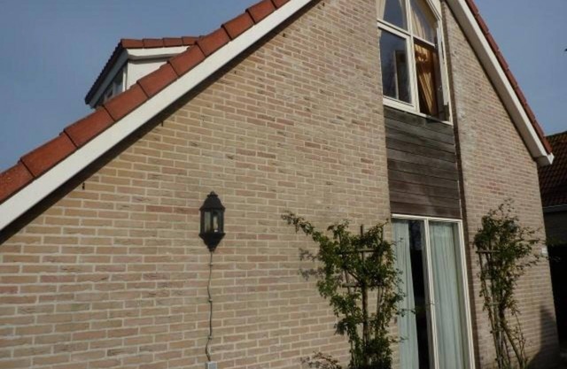 A detached bungalow with a living comfort of about 102m2. The lovely spacious garden surrounding the house of almost 600 m2 gives you privacy and the opportunity to enjoy the sun at any hour of the day.