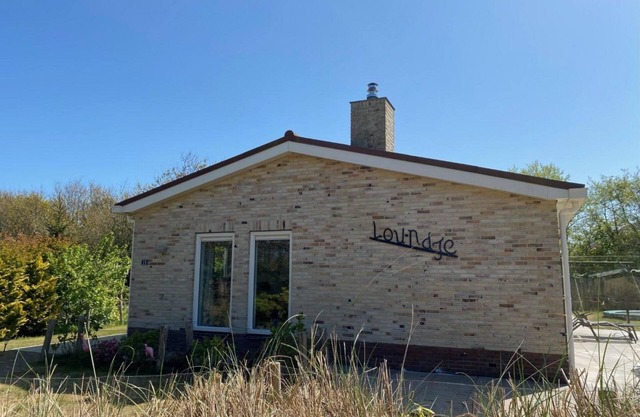 A detached home Loundje located on the grounds of Klein Vaarwater in Buren.