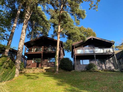 A detached timber lodge with Lake Views, Xmas Week.