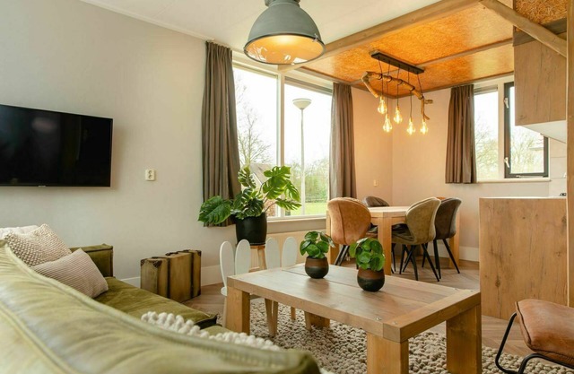 A fine children's bungalow with outdoor sauna and bubble tub!