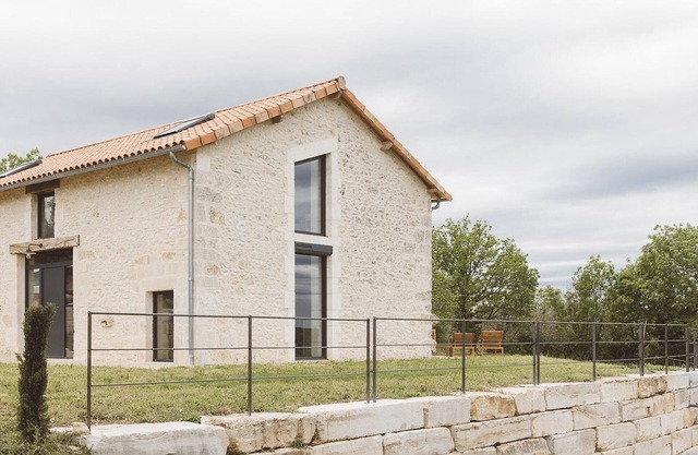 Air-conditioned house with terrace and Wi-Fi, pets allowed, near Périgord Vert