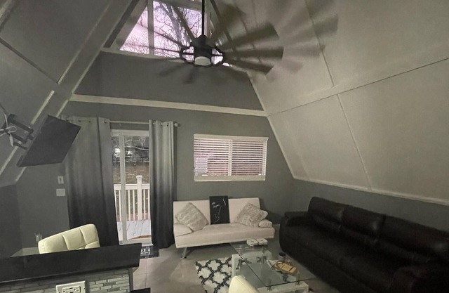 A-frame house, 10 mins from Homosassa river, fits 6 people!