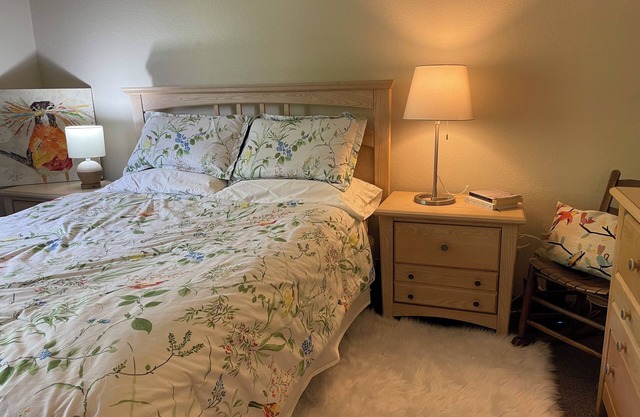 A full 2-bedroom apt with free WiFi, AC in Oshkosh- a short distance to EAA!