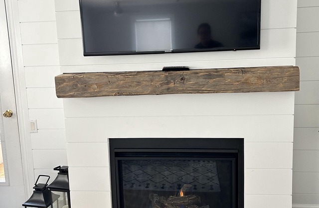 A gorgeous Coach House located in Downtown Collingwood close to Blue Mountain