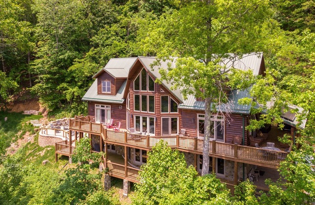 A High Country Retreat - Luxury Boone home on 10 acres with hot tub & pool table