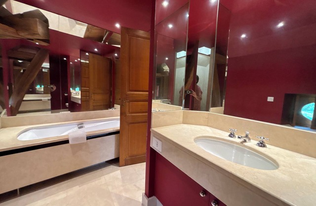 A legendary night in Gainsbourg's room at the Moulin des marguerites!