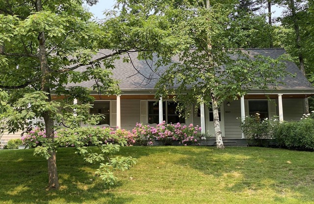 A Leland Favorite!Walk to Beach& Town Sleeps 10 OPEN for Toast the Season Wines!