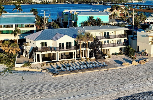 A+ location beachfront condo w screened in lanai & hot tub on Anna Maria Island