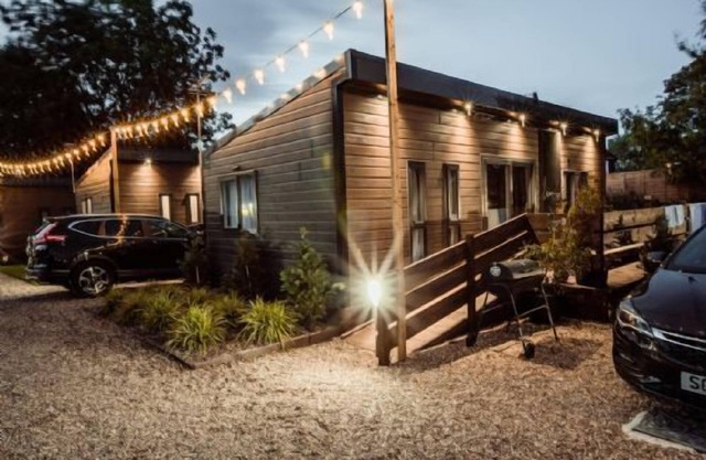 A luxury lodge 2 that sleeps 6 guests in 2 bedrooms