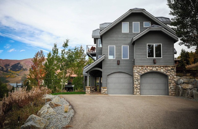 A luxury mountain retreat with a hot tub and breathtaking views!