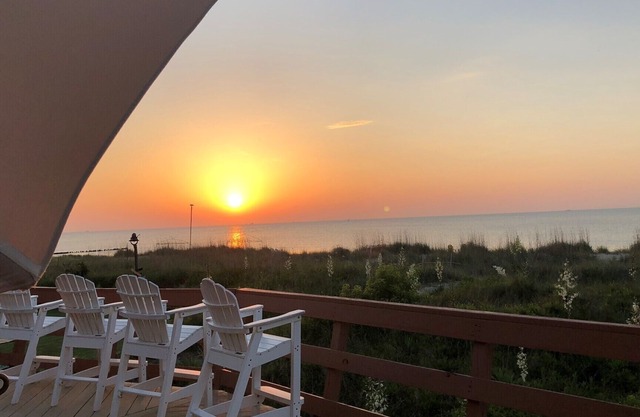 A MINI PARADISE-"THE FRISKY DOLPHIN"PRIVATE BEACH- 3BED, 2BATH!