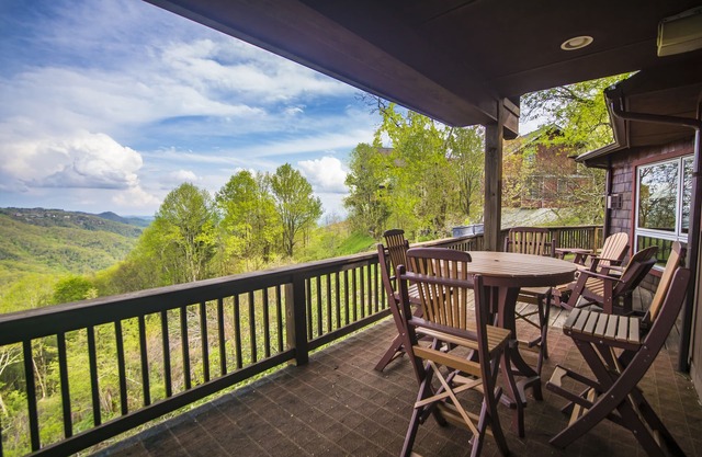 A Nest With a View - Stunning Views, Updated Kitchen, 5 mins to Blowing Rock